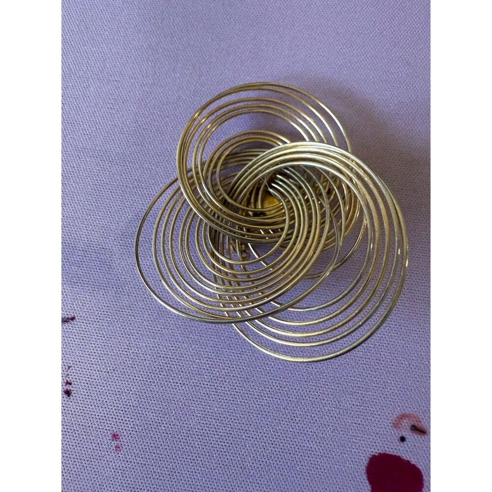 vintage gold-tone wire brooch